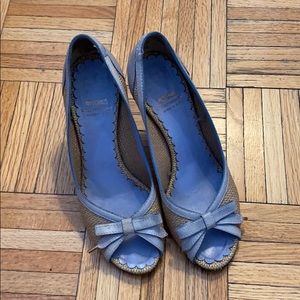 Moschino heels w bow and open toe. Good condition.